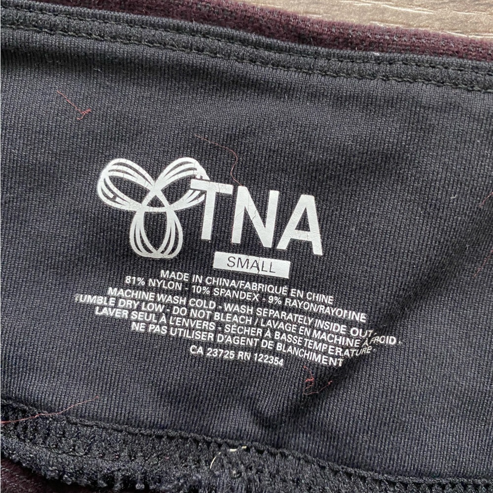 Aritzia TNA dark purple mid rise leggings, very flattering! Stretchy & comfy - Picture 4 of 7